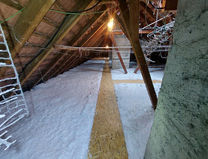 Zateplení stropu bytového domu a zhotovení revizních lávek